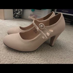 Nude pumps